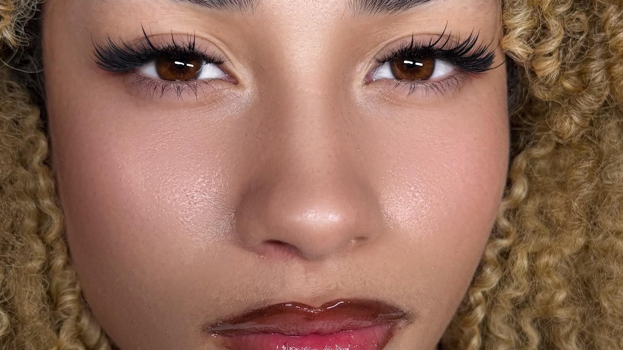 Klant met krullen en een volle, natuurlijke lash set