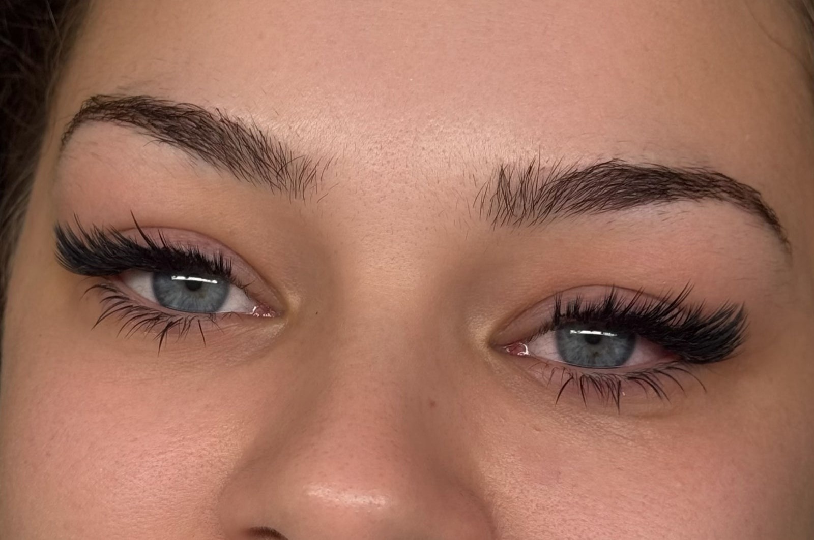 Dezelfde ogen met een volle lash set, na de behandeling