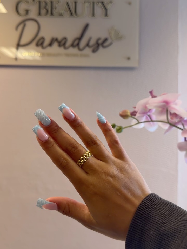 Gel-X nagels voor het gouden bord van de studio